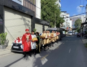 Áo đỏ, rước người em gái nhỏ