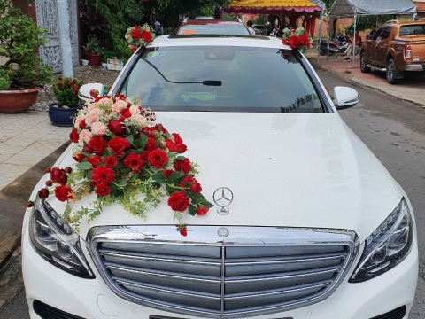 Rước dâu bằng xe sang 4 bánh