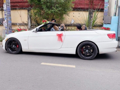Đón dâu bằng xe mui trần